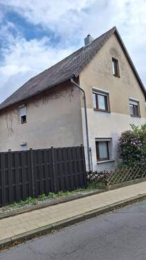 Hausansicht - Unter Grundstückspreis! Stark sanierungsbedürftiges 1-FH in BraunschweigBroitzem m. schmalen, sehr schönem GrundstückGarten inkl. Anbau u. Garagen