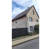 Unter Grundstückspreis! Stark sanierungsbedürftiges 1-FH in BraunschweigBroitzem m. schmalen, sehr schönem GrundstückGarten inkl. Anbau u. Garagen