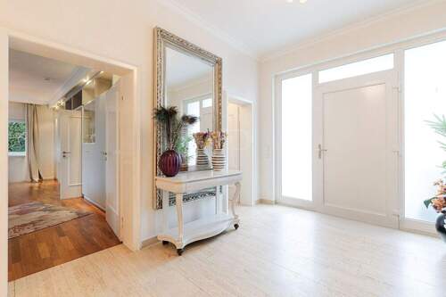 Eleganter Entrée in Weiß - 5 Zimmer Einfamilienhaus zum Kaufen in Bad Soden am Taunus