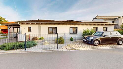 Grundstück komplett eingezäunt - Neuwertiger Bungalow von 2017: 126 m² Wohnfläche + 43 m² im ausgebauten Dachgeschoss