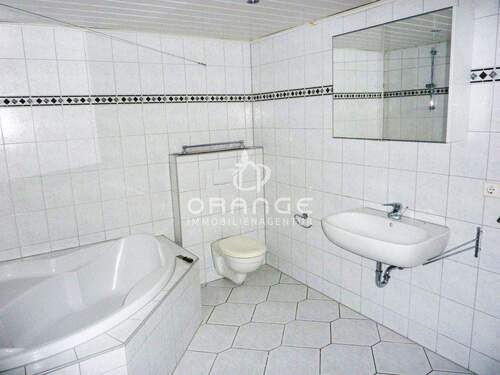 Bad mit Fenster im Objekt 4 - 