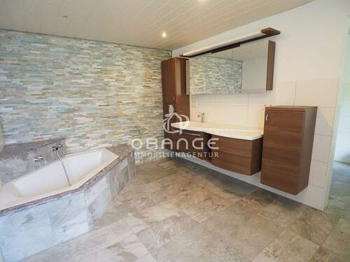 Badezimmer OG - 4 Zimmer Bauernhaus, Landhaus zum Kaufen in Heidenheim / Kleinkuchen