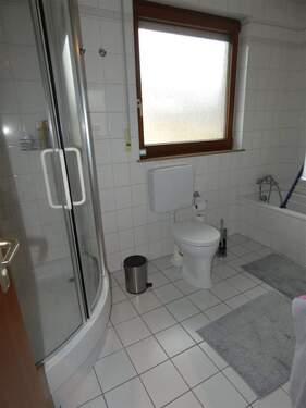 Badezimmer mit Dusche und Wanne - 