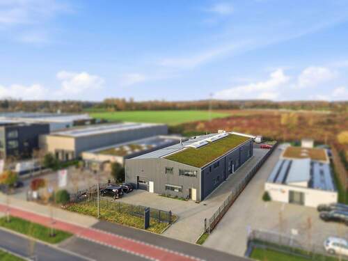 Alexander Immobilien - Neuwertige Produktions- und Lagerhalle mit Büroflächen – nachhaltige Technik & starke Lage