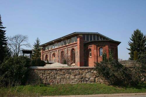 Die Dorfkirche gegenüber - 