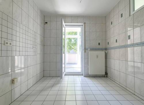 Küche mit Zugang zum Wintergarten und Balkon - 