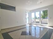 Heller Wohnbereich mit Zugang Balkon - Etagenwohnung mit 72,50 m&sup2; in Pforzheim zum Kaufen