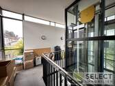 Treppenhaus mit Fahrstuhl - 