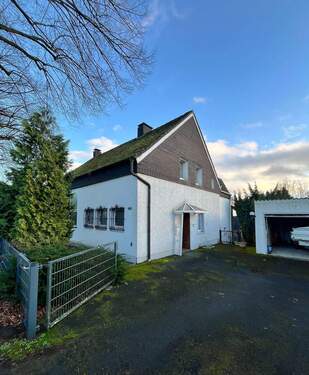 Ansicht von der Wittbräucker Straße.JPG - Wohnhaus mit Doppelgarage und Stellplätzen