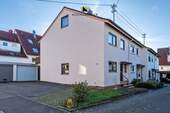 Hausansicht mit Garage & Stellplatz - 