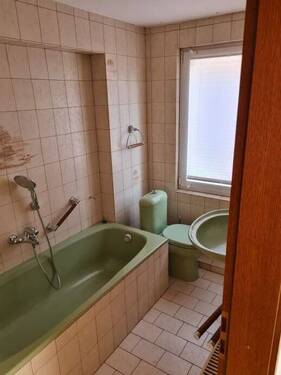 Badezimmer mit Badewanne - 