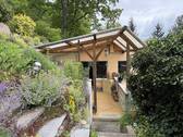 Ansicht - Klein, aber mein! Individuelles Einfamilienhaus mit großem Grundstück in Hanglage