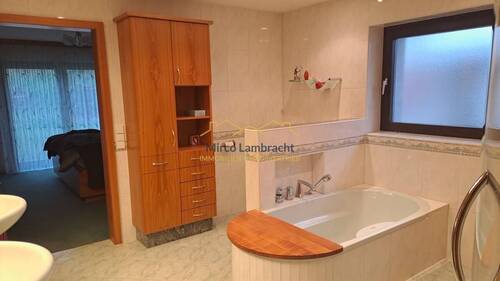 Badezimmer mit direktem Zugang zum Hauptschlafzimm - 