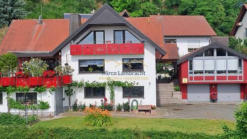 Wohnhaus mit Wohnungen und Gewerbeeinheit im Neben - 1 Zimmer Mehrfamilienhaus, Wohnhaus in Bötzingen