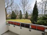Loggia mit Südausrichtung und Blick ins Grüne - Gemütliche 2-Zimmerwohnung mit Loggia und Grünblick in Steglitz