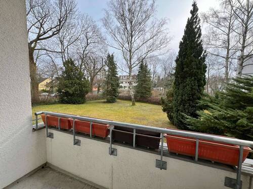 Loggia mit Südausrichtung und Blick ins Grüne - Gemütliche 2-Zimmerwohnung mit Loggia und Grünblick in Steglitz