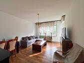 Großzügiges Wohnzimmer mit Zugang zur Süd-Loggia - 2 Zimmer Etagenwohnung in Berlin