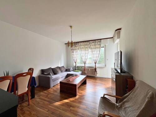 Großzügiges Wohnzimmer mit Zugang zur Süd-Loggia - 2 Zimmer Etagenwohnung in Berlin