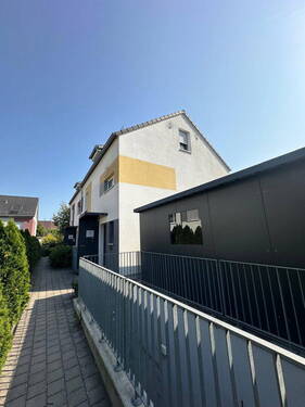 Hausansicht Eingang - Norden - 6 Zimmer Doppelhaushälfte zum Kaufen in Flein