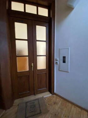 Eingangstür - Lichtdurchflutete freie bezugsfertige 3 Zi Altbauwohnung in zentraler Lage