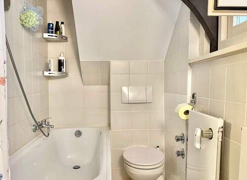 Badezimmer mit Badewanne/Dusche - 