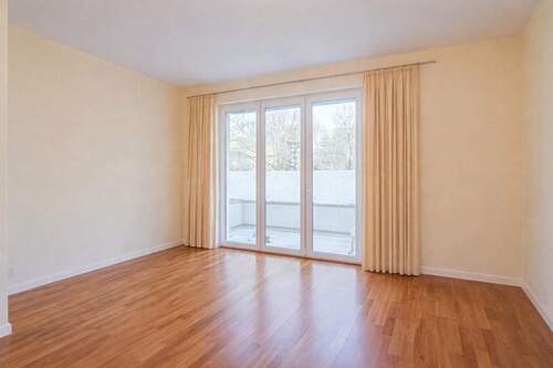 Wohnzimmer mit Balkon - 