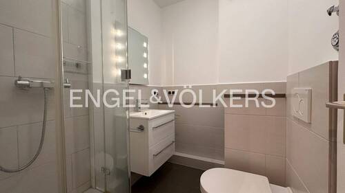 Schönes Duschbad mit Waschmaschinenanschluss - 