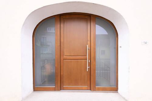 Viele Sanierungen wie das neue Eingangsportal... - 