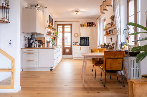 ... mit direktem Zugang zum Balkon... - 