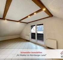 Wohnen unterm Dach: Schöne 2,5-Zimmer-Balkonwohnung mit Einbauküche & Garage in Neunkirchen-Dormitz