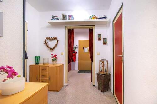 Mittelflur mit Blick zur Eingangstür - 