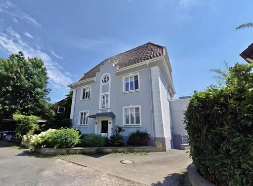 Hausansicht mit Carport - 