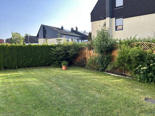 Garten - Traumhafte Gartenwohnung - top modernisiert, sofort bezugsfrei & mit großem Privatgarten