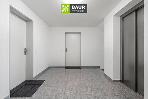 Hausflur mit Aufzug - 