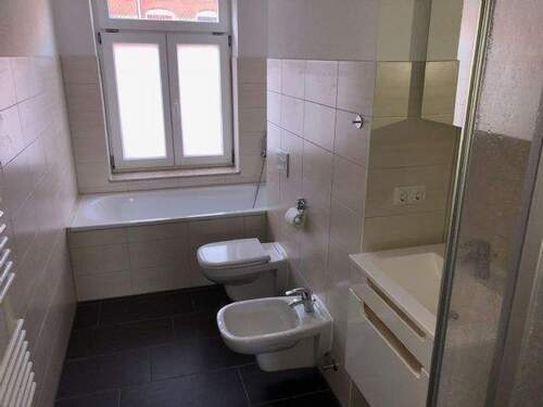 Bad mit Wanne / Dusche und Fenster - 