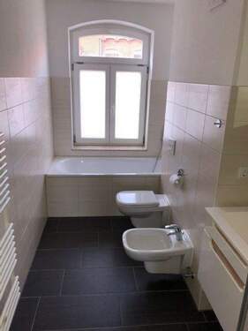 Bad mit Wanne / Dusche und Fenster - 