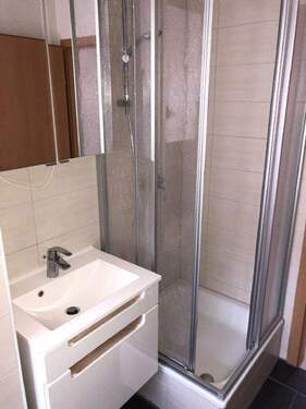 Bad mit Wanne / Dusche und Fenster - 