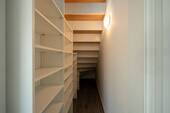 Der gut genutzte Stauraum unter der Treppe - 