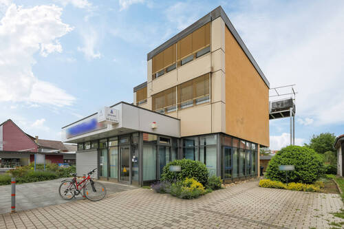 Straßenansicht - Repräsentative Bürofläche in ehemaliger Bankfiliale mit großzügigem Empfangsbereich!