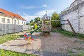 Kinderspielplatz gegenüber - 