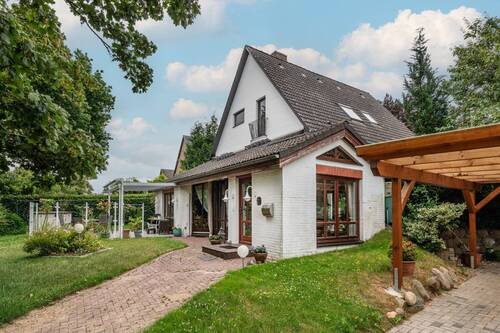 Ansicht mit Wintergarten - Attraktives EFH mit Vollkeller, Wintergarten, Garage und Carport in ruhiger Feldrandlage