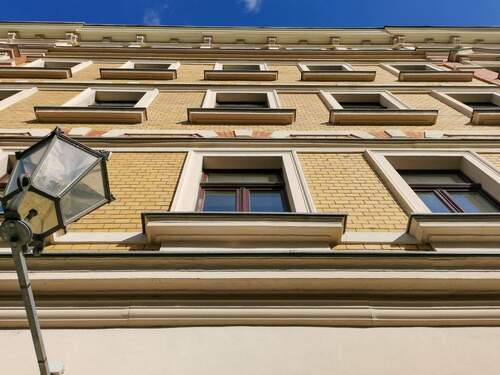 Hausansicht straßenseitig - 3 Zimmer Etagenwohnung zum Kaufen in Leipzig