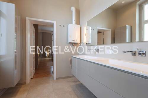 Das Masterbad bietet eine zweiseitig begehbare Walk-in-Dusche - 