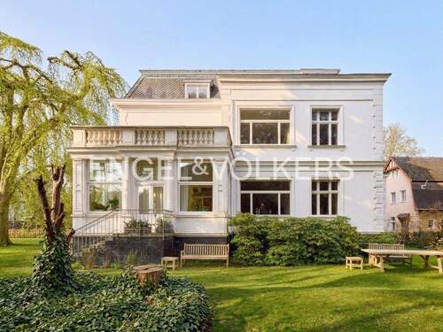 Die Terrasse der Wohnung im Obergeschoss überblickt den Garten mit altem Baumbestand. Im Hintergrund die ehemalige Remise der Villa. - Elegante Altbau-Terrassenwohnung am Ortskern von Schlachtensee