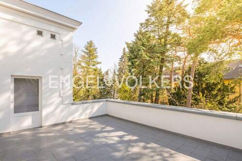 Die Terrasse hat eine Fläche von etwa 30 m² - 