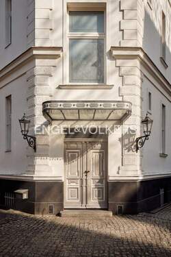 Der Hauseingang versprüht Pariser Flair - 