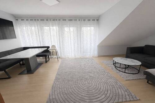Wohnzimmer - Charmante 3-Zimmer-Dachgeschosswohnung mit Balkon und Stellplatz in zentraler Lage von Bischberg