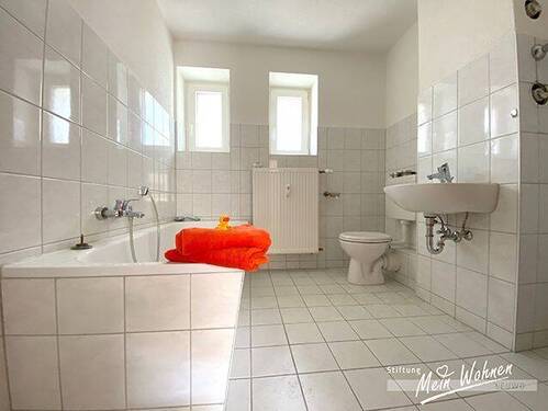 Bad mit Wanne - 3 Zimmer Etagenwohnung in Bad Dürrenberg