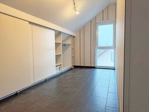 Ankleidezimmer oder Büro - 