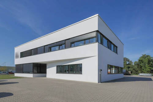 Frontansicht Gebäude - Modern, barrierefrei und flexibel nutzbar!